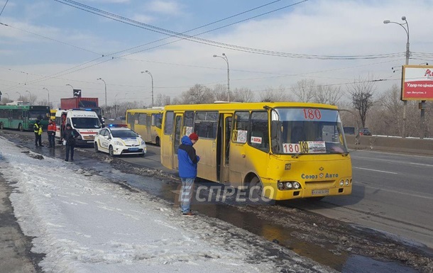 У Києві зіткнулися маршрутка і тролейбус