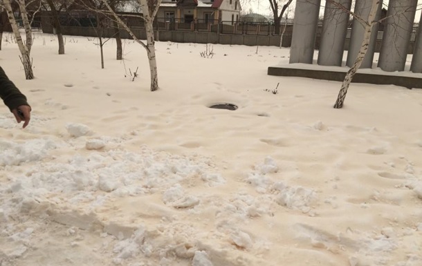 В Одеській області випав жовтий сніг