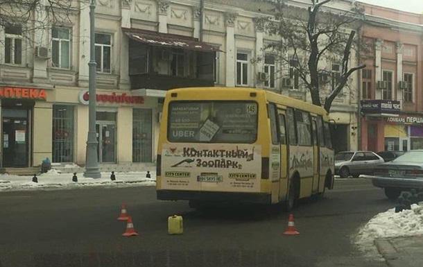 В Одесі з маршрутки на ходу випала жінка