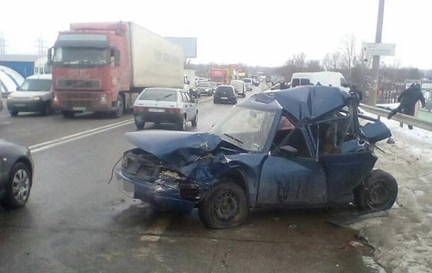 В Харькове водитель фуры разбил шесть автомобилей