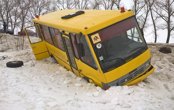 В Сумской области опрокинулся школьный автобус