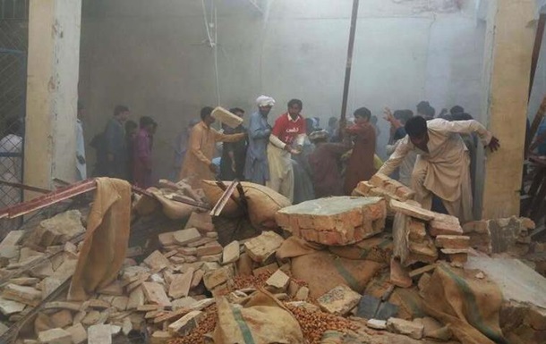 У Пакистані 13 людей загинули внаслідок завалення даху складу