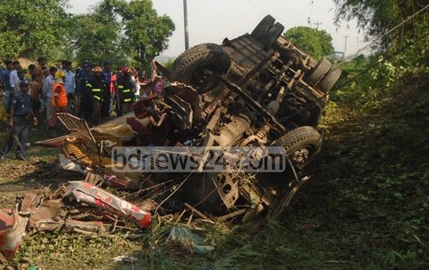У Бангладеші автобус з їхав у кювет: вісім жертв