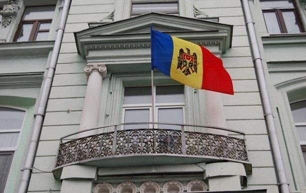 Высланные из Молдовы российские дипломаты покинули страну