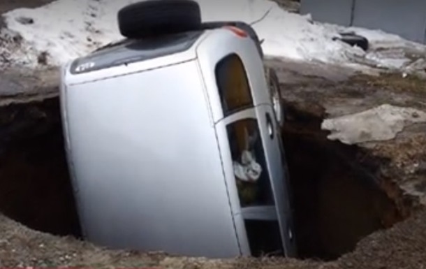 В Харькове авто провалилось под асфальт