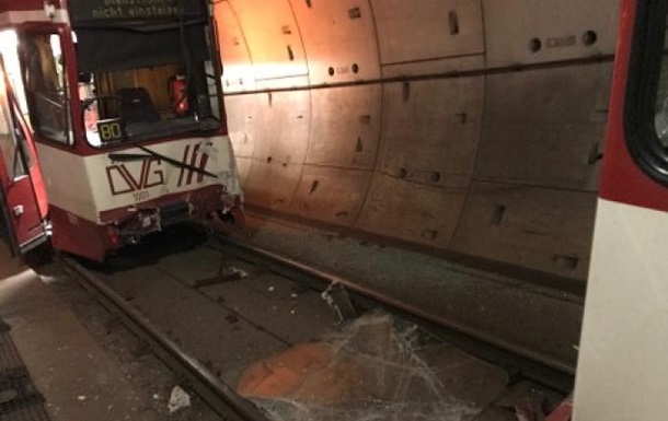 В Германии в метро столкнулись два поезда: 35 пострадавших