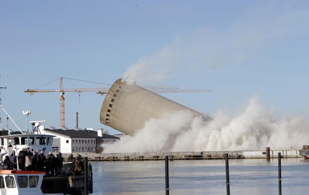 В Дании башня упала на библиотеку
