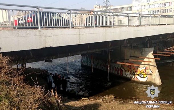 В Харькове под мостом нашли труп в мешке