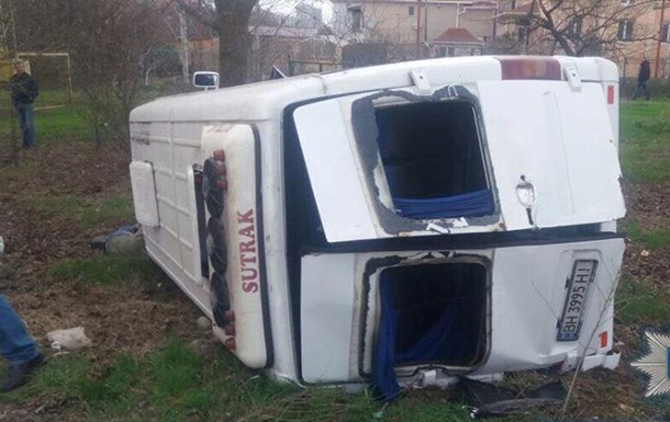 В Одесской области в ДТП с микроавтобусом пострадали 11 человек