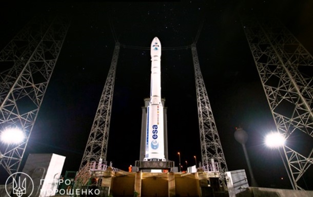 Порошенко і Турчинов привітали працівників ракетно-космічної галузі