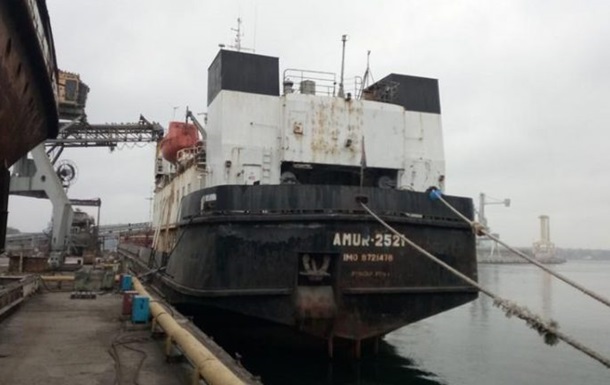 Под Одессой моряк больше месяца живет в рубке корабля, требуя зарплату