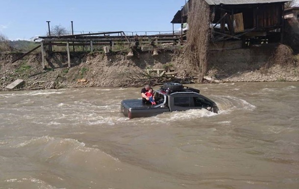 На Закарпатье мужчина утопил Mercedes, пытаясь помыть его в реке