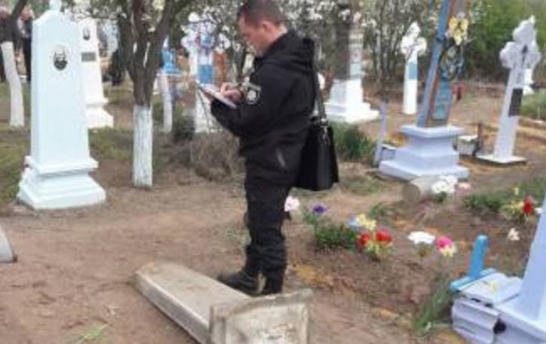 На Одещині дитину вбила могильна плита