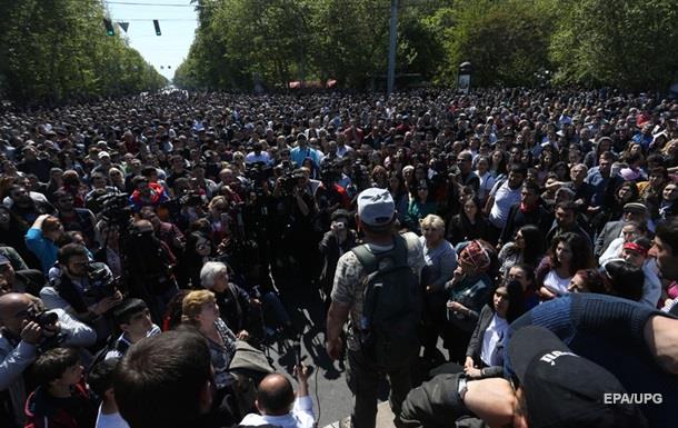 Протестующие начали блокировать центральные улицы Еревана