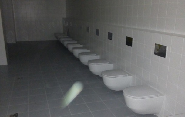ЧМ-2018: на стадионе построили туалет без перегородок
