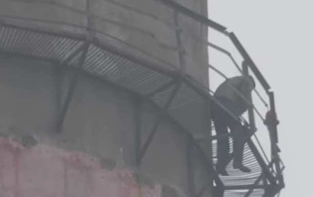 У Сумах працівник заводу виліз на 30-метрову висоту і погрожував стрибнути