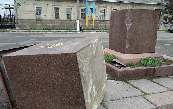 Под Харьковом повредили постамент с гербом Украины