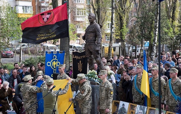 У Києві відкрили пам ятник загиблому бійцю АТО