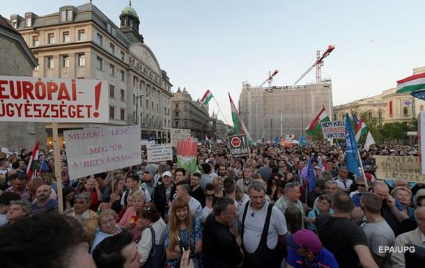 Венгры массово протестовали против политики Орбана