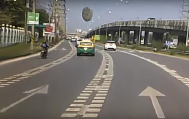 В Таиланде  НЛО  упало на трассу перед машиной