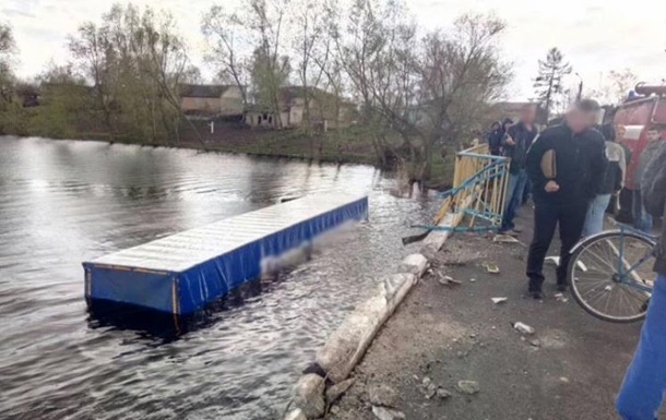 У Чернігівській області вантажівка впала з мосту в річку, дві жертви
