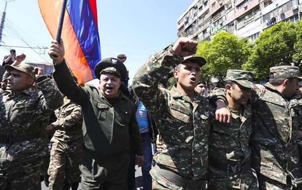 До мітингувальників Єревана приєдналися військові