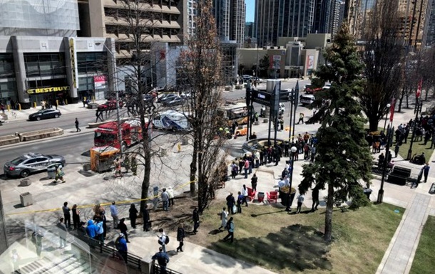 У Торонто вантажівка в їхала в натовп пішоходів