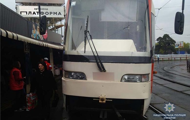 У Києві на ходу зламався трамвай, травмована жінка