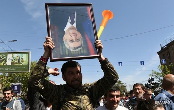 Лидер оппозиции призывает армян к новым протестам