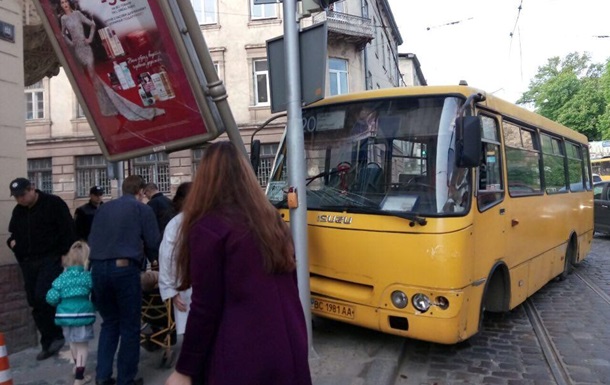 У Львові маршрутка з пасажирами знесла стовп на тротуарі