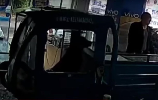 У Китаї пес за кермом фургона врізався в магазин