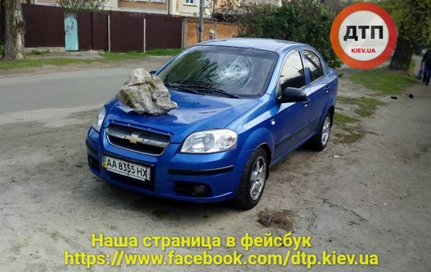 В Киеве варварски  наказали  владельцев припаркованных авто