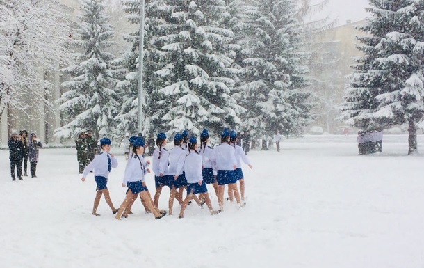 У РФ школярки в балетках марширували по заметах