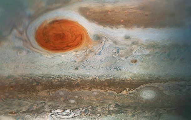 NASA показало новое фото Большого красного пятна на Юпитере