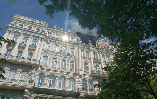 У центрі Києва горить історична будівля