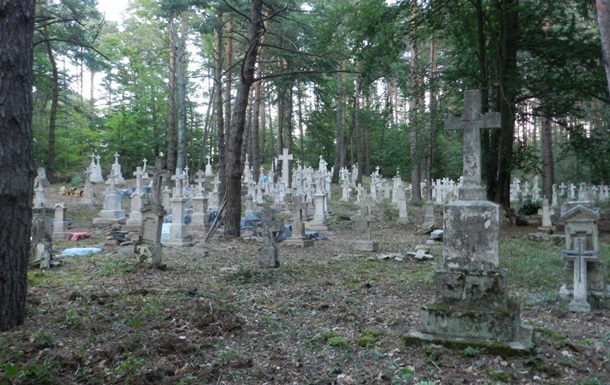 Поляки напали на українців, які відновлювали цвинтар  