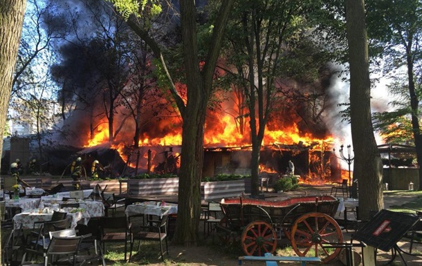 В Одесі виникла масштабна пожежа в кафе
