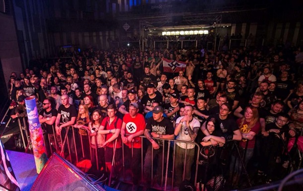 В Киеве на концерт собрались десятки людей с нацистской символикой