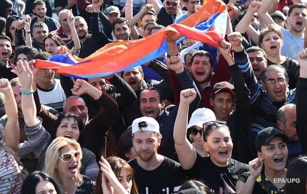 В Єревані тисячі людей на площі очікують виборів прем єра