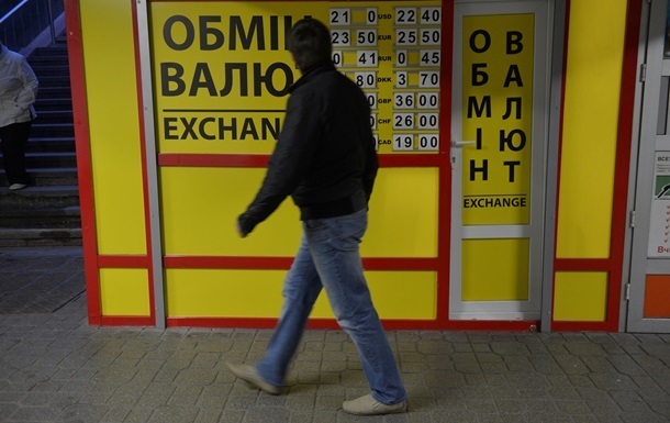 Украинцы удвоили продажу валюты