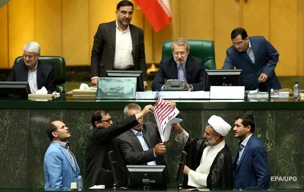 У парламенті Ірану спалили прапор США