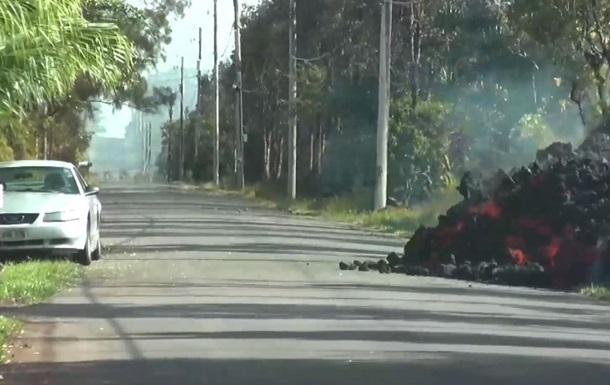 На Гаваях зняли відео, як лава поглинає авто