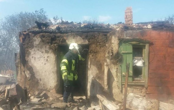 Сепаратисти з артилерії зруйнували будинки і поранили жінку