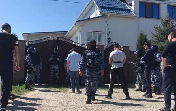 В Крыму прошли обыски у крымских татар