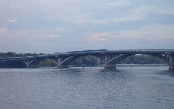 В Киеве ограничат движение на двух мостах