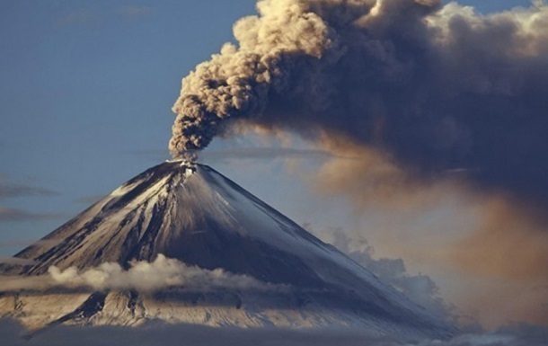 На Камчатке вулкан выбросил шестикилометровый столб пепла