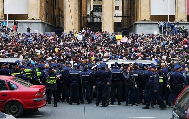 У Грузії відбуваються протести через антинаркотичні рейди у клубах