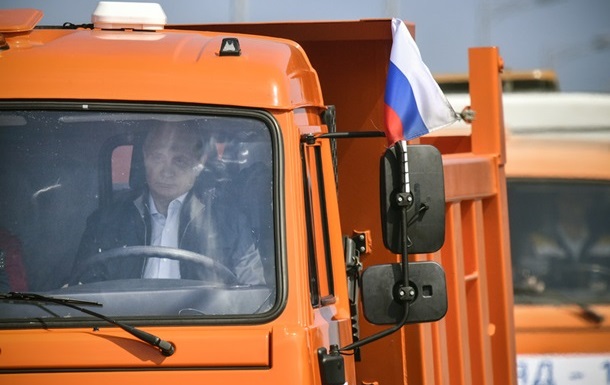 У РФ пояснили, чому Путін їхав по Керченському мосту не пристебнутим