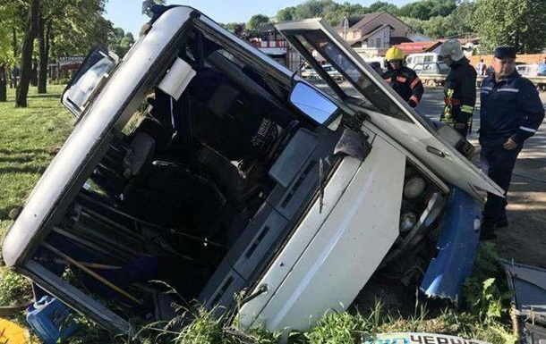 На Буковині перекинувся автобус з пасажирами