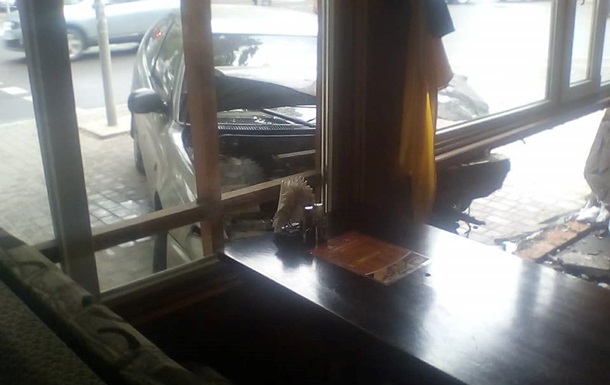 У Чорноморську автомобіль влетів у кафе